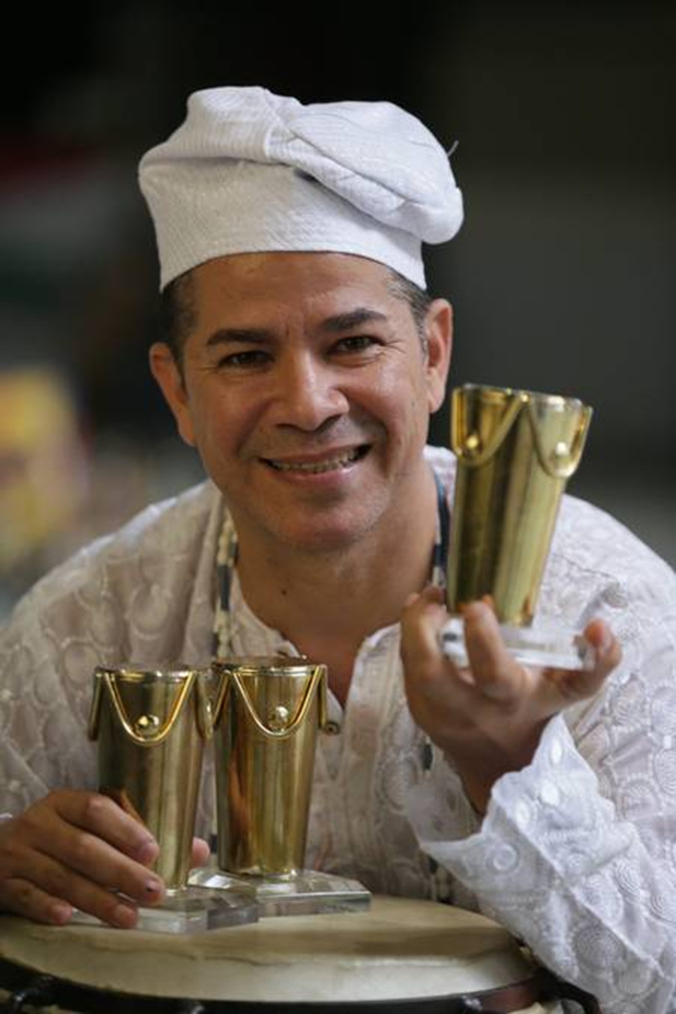 Marcelo Fritz com troféus do Prêmio Atabaque de Ouro · foto: Níbrido Orí Fotografia