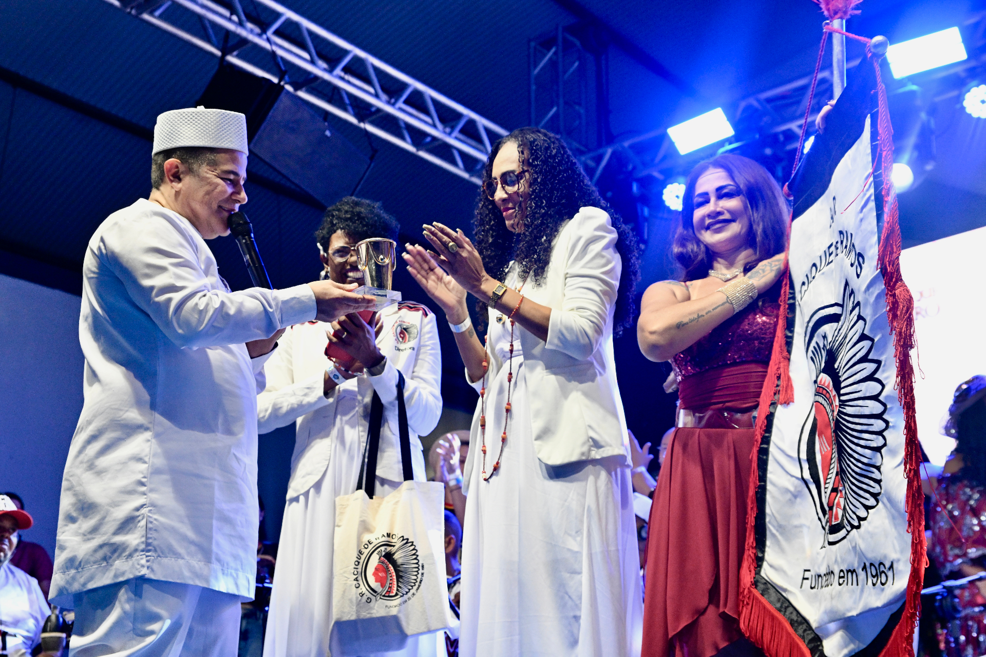 Entrega da estatueta no palco — 19ª Edição (2025)