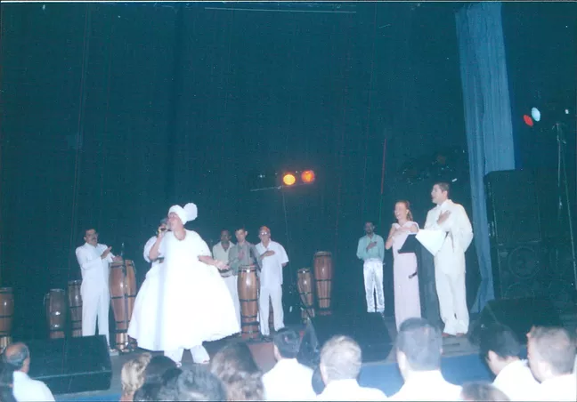 Mãe de santo em ponto cantado durante o evento