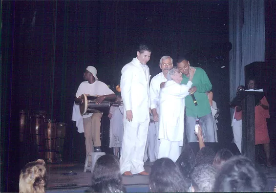 Abraço no palco entre homenageados e organizadores